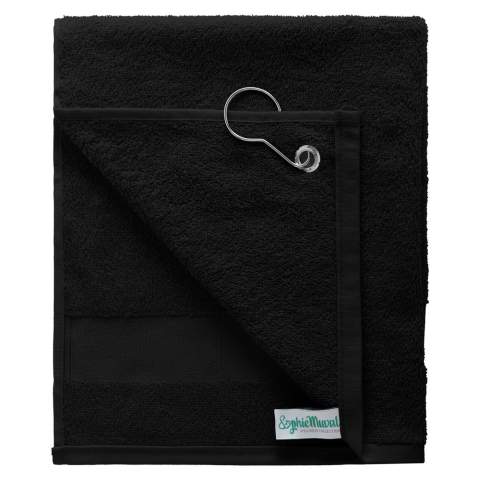 This practical Sophie Muval golf towel with clip can be embroidered or screen printed. The towel has a strip of 55x30cm and a grammage of 450 gr/m2. 