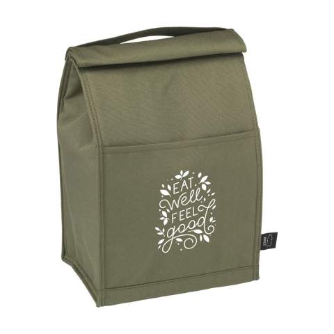 WoW! Ideale Roll-Top-Lunchbag aus 600D RPET-Polyester. Mit praktischem Fach auf der Vorderseite, einem Rollverschluss mit Klettband und einer Trageschlaufe. Diese geräumige Lunchbag ist gleichzeitig eine Kühltasche. Die isolierende Innenseite ist mit Alminiumfolie ausgekleidet. Die Tasche hat die ideale Größe für ein köstliches Mittagessen. So bleibt Ihr Lunch gekühlt und damit länger frisch. Diese Tasche ist ein großartiger Ersatz für die täglichen Butterbrottüten aus Plastik. Damit ist dieses Produkt die perfekte Alternative zu Einwegplastik. GRS-zertifiziert. Recyceltes Material insgesamt: 65% Eine nachhaltige Wahl. Fassungsvermögen ca. 5 Liter.