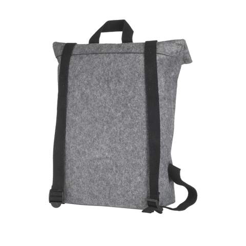 WoW! Sac à dos « roll-top » robuste et pratique en RPET feutre. Ce sac à dos a un compartiment intérieur spacieux et une poche fendue à l’avant. Avec boucle de transport, fermeture enroulable et système à clic pratique. Certifié GRS. Matière recyclée totale : 80%. Capacité env. 15 litres.