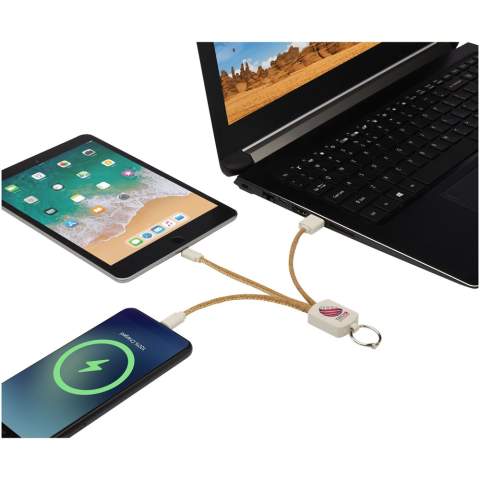 Duurzame 3-in-1 sleutelhanger met oplaadkabel van kurk en tarwestro (70% tarwestro + 30% TPE). De kabel van Bates heeft 1 type-C, 1 USB type-A en een 2-in-1 dubbele compatibele tip voor zowel Apple iOS- als Android-apparaten. Om Apple apparaten op te laden steekt u het kabeluiteinde zonder pinnen in het apparaat, en voor het opladen van Android apparaten steekt u het uiteinde met pinnen in het apparaat.