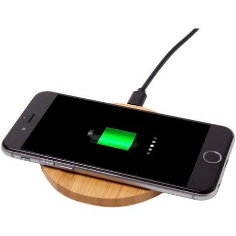 Le socle de recharge sans fil en bambou permet de recharger tous les appareils compatibles Qi à une vitesse de charge maximale de 15 W. Livré avec un câble TPE recyclé de 50 cm doté de connecteurs d'entrée Type-C et USB-A. Le bambou utilisé provient de sources responsables.