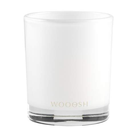 Exclusieve Wooosh Sweet Vanilla geurkaars gegoten in een mooi gepolijst glas, met een bamboe deksel met standaard kerstdesign. Deze kaars creëert een rustgevende sfeer in je huis. De geurkaars is gemaakt van eco-vriendelijke sojawas met een toevoeging van 5% aromatische geurolie. Zodra de lont aangestoken wordt en de was smelt, verspreidt zich een heerlijke, zoete vanillegeur in de ruimte. Deze warme, uitnodigende geur wordt door iedereen gewaardeerd en past in elk seizoen. Deze luxe geurkaars, met 14 branduren, past in elk interieur. Als je de kaars voor de eerste keer aansteekt, laat de bovenste waslaag dan helemaal smelten. Dit zorgt voor een gelijkmatige verbranding en een ultieme geurbeleving. Het perfecte cadeau voor elke gelegenheid. - Dit product is bedrukt met een standaard kerstdesign. Keuze uit 6 verschillende designs zoals te zien op de afbeeldingen. Het is niet mogelijk om een design aan te passen. Per stuk in een luxe Wooosh geschenkverpakking.