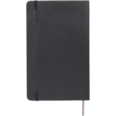 Het Moleskine Classic large (13 x 21 cm) softcover notitieboek is verkrijgbaar in diverse stijlvolle, levendige kleuren. Het notitieboek heeft een kartonnen zachte omslag met afgeronde hoeken, zuurvrij papier, een bladwijzer en een elastische sluiting. De eerste pagina biedt ruimte voor persoonsgegevens en het noteren van een beloning die de eerlijke vinder in geval van verlies ontvangt. Aan de achteromslag bevindt zich aan uitbreidbaar binnenvak met daarin de geschiedenis van Moleskine. Dit vak kan worden gebruikt voor losse papieren en notities. Bevat 192 ivoorkleurige gelinieerde pagina's.