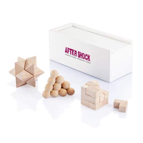 Faites travailler votre esprit comme vous faites travailler vos muscles ! Les jouets casse-tête sont un moyen très amusant d'améliorer vos capacités d'analyse et de résolution de problèmes. Cet ensemble de casse-tête contient 3 puzzles et est présenté dans une boîte en bois de pin peint en blanc. Fabriqué avec du bois certifié FSC®. Livré dans un emballage cadeau kraft certifié FSC®.