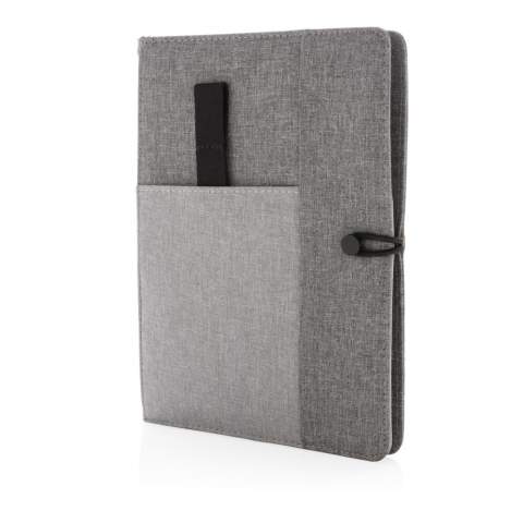 Kyoto couvre votre carnet de notes avec style. La housse en polyester 300D dispose d’une pochette à téléphone, à stylos, cartes de visite ou autres accessoires à l’intérieur ou extérieur. Carnet de notes A5 avec 64 feuilles/128 pages 70g/m² (papier crème) qui peut être remplacé. Modèle déposé®<br /><br />NotebookFormat: A5<br />NumberOfPages: 128<br />PaperRulingLayout: Pages lignées