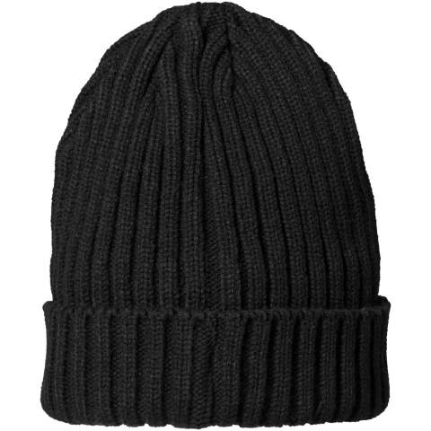 De Spire beanie - waar stijl en comfort samenkomen. Gemaakt van 100% acryl in een klassiek 2x2 ribbreisel, zorgt deze muts voor een goede pasvorm en duurzame kwaliteit. Hij heeft een tijdloos ontwerp, gekenmerkt door het patroon van verhoogde verticale lijnen. Omarm zowel warmte als mode met de Spire beanie, het perfecte accessoire dat rekbaarheid en flexibiliteit biedt voor een comfortabele  pasvorm.