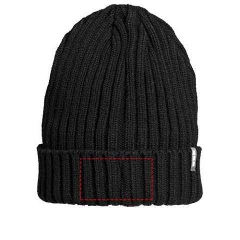 De Spire beanie - waar stijl en comfort samenkomen. Gemaakt van 100% acryl in een klassiek 2x2 ribbreisel, zorgt deze muts voor een goede pasvorm en duurzame kwaliteit. Hij heeft een tijdloos ontwerp, gekenmerkt door het patroon van verhoogde verticale lijnen. Omarm zowel warmte als mode met de Spire beanie, het perfecte accessoire dat rekbaarheid en flexibiliteit biedt voor een comfortabele  pasvorm.