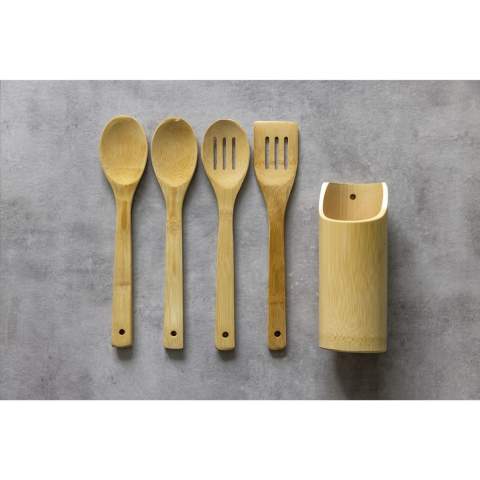 WoW! A 4-piece set of kitchen utensils in holder. The utensils are made of durable bamboo. The holder is made by hand from a bamboo stem and that makes each one unique. Bamboo has natural antibacterial properties and is very hygienic. In addition, wooden kitchen utensils do not damage your pots and pans. Bamboo is kind to the environment. It grows fast and with minimal resources. After 5 years the plant is mature and can be harvested. After the bamboo plant is harvested, between 4 and 7 new plants grow from the roots. So there is no need for replanting! Also, no herbicides or pesticides need to be used.