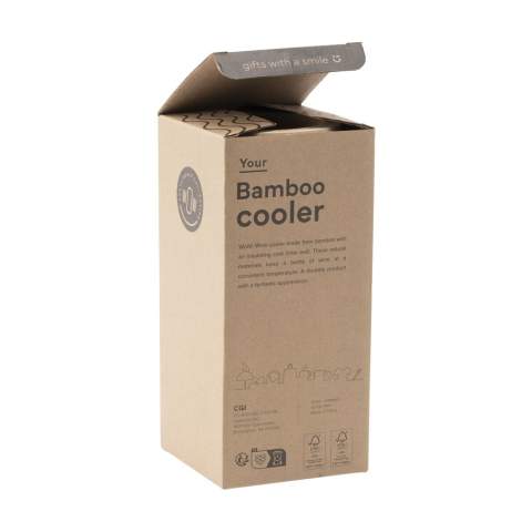 WoW! Wijnkoeler gemaakt van FSC 100% gecertificeerd bamboe met een isolerende binnenwand van kurk. Deze natuurlijke materialen houden een fles wijn prima op temperatuur. Een product met een fantastische uitstraling. Bamboe is een natuurlijk materiaal. Hierdoor kan de kleur per product variëren. Per stuk in kraft doos.