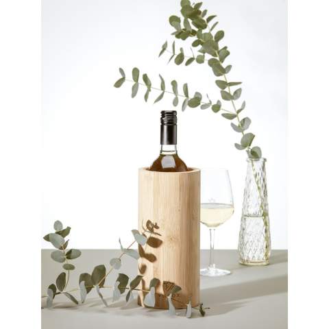 WoW! Wijnkoeler gemaakt van FSC 100% gecertificeerd bamboe met een isolerende binnenwand van kurk. Deze natuurlijke materialen houden een fles wijn prima op temperatuur. Een product met een fantastische uitstraling. Bamboe is een natuurlijk materiaal. Hierdoor kan de kleur per product variëren. Per stuk in kraft doos.