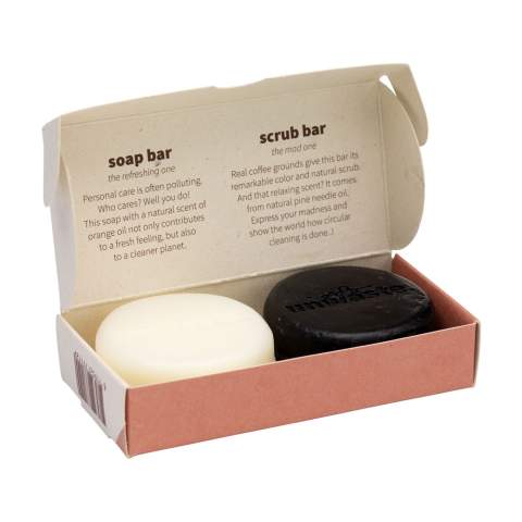 A sustainable set consisting of one bar of soap and one scrub bar in one package. Manufactured by the Unwaste brand. The soap bar is made with orange peels, the scrub bar is made with coffee grounds and pine oil. Features: a pleasant natural scent, a natural scrub, the cleansing power and colour of coffee and citrus fruits. Reusing orange peels saves 96% CO2 emissions, while for coffee grounds it is 38%. The ingredients are of a natural origin. The products are vegan, cruelty-free and 100% (micro) plastic-free. Made in Holland. Packed per set in a box made of 100% agricultural waste.