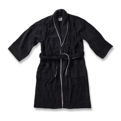 Luxurious robe in 100% cotton. The robe is a classic model with an extra wide collar and belt at the waist. It also has several nice details, such as enclosed seams and contrasting piping on the collar. Made of a long cotton fibre with untwisted threads. The result is an incredibly soft robe that you'll never want to take off.