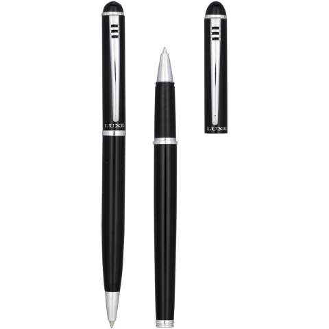 Parure stylo à bille avec mécanisme twist au design exclusif et roller. Disponible en noir brillant, argenté mat et bleu mat. Emballés dans une boîte cadeau « LUXE ».