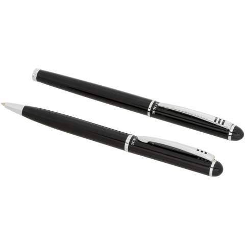 Parure stylo à bille avec mécanisme twist au design exclusif et roller. Disponible en noir brillant, argenté mat et bleu mat. Emballés dans une boîte cadeau « LUXE ».