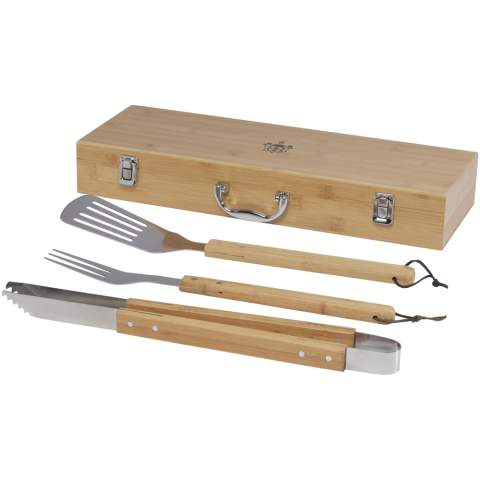 3-teiliges BBQ-Set aus Bambus mit Wender (42 x 9,5 cm), Zange (46 x 2,2 cm) und Gabel (43 x 3,2 cm). Das Set wird in einer Geschenkbox aus Bambus (51,5 x 18,2 x 7,2 cm) geliefert. Die Griffe und die Geschenkbox sind aus Bambus gefertigt, der nach nachhaltigen Normen beschafft und produziert wird.

