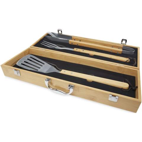 3-teiliges BBQ-Set aus Bambus mit Wender (42 x 9,5 cm), Zange (46 x 2,2 cm) und Gabel (43 x 3,2 cm). Das Set wird in einer Geschenkbox aus Bambus (51,5 x 18,2 x 7,2 cm) geliefert. Die Griffe und die Geschenkbox sind aus Bambus gefertigt, der nach nachhaltigen Normen beschafft und produziert wird.

