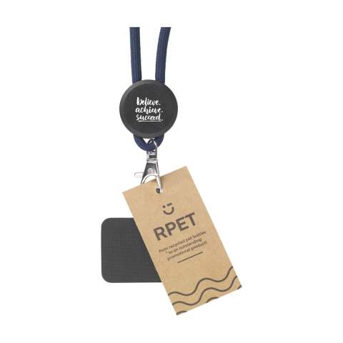 Verstelbare telefoonlanyard met rond koord gemaakt van 100% GRS RPET-polyester. Met metalen karabijnhaak, aluminium verstelbare lus en stoppers en een ronde tag van gerecycled kunststof. De universele patch maakt het mogelijk om je smartphone aan je keycord te bevestigen. Met deze combinatie draag je jouw smartphone veilig om je nek. Zo heb je jouw telefoon snel bij de hand en houd je jouw kledingzakken en handen vrij. De patch is compatible met de meeste smartphone- en casecombinaties echter niet bij hoesjes met een open onderzijde. Het systeem is zo ontworpen dat de oplaadpoort van je telefoon niet wordt geblokkeerd. GRS-gecertificeerd. Totaal gerecycled materiaal: 40%.