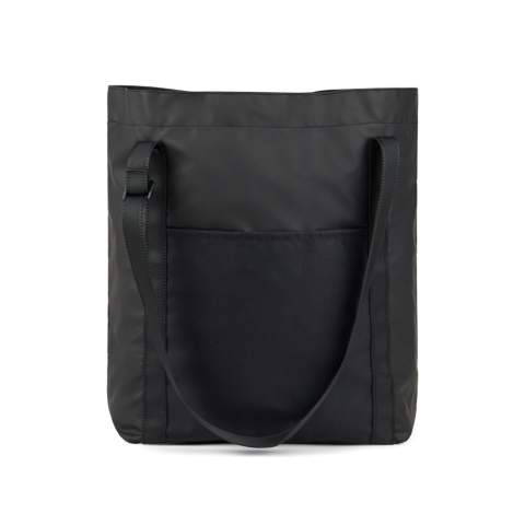 Diese Tasche ist ein perfekter Reisebegleiter und besteht aus superleichtem, GRS-zertifiziertem Polyester mit einer glatten PU-Beschichtung. Falten Sie sie einfach und sichern Sie sie mit dem cleveren Riemen und der Schnalle, um sie bei Nichtgebrauch kompakt zu verstauen. Mit den verstellbaren Riemen können Sie die Tasche in der Hand oder über der Schulter tragen. Die Tasche verfügt über eine praktische Außentasche sowie eine kleinere Innentasche für Ihre wichtigsten Utensilien. Diese vielseitige Tasche ist nicht nur leicht zu tragen, sondern auch so konzipiert, dass sie sich zusammenfalten und kompakt in Ihrem Gepäck verstauen lässt. Die GRS-Zertifizierung (Global Recycled Standard) garantiert, dass die gesamte Lieferkette der recycelten Materialien zertifiziert ist. Der Gesamtanteil an recyceltem Material wird auf das Gesamtgewicht des Produkts bezogen. Dieses Produkt enthält 51% GRS-zertifiziert recyceltes Polyester.