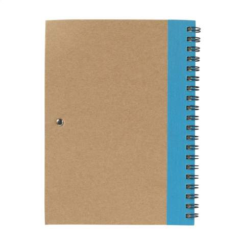 Bloc-notes écologique en matériau recyclé avec environ 70 feuillets / 140 pages papier ligné de couleur crème (70 g/m²), couverture cartonnée, relié par une spirale solide en métal. Inclus : stylo assorti à encre bleue.