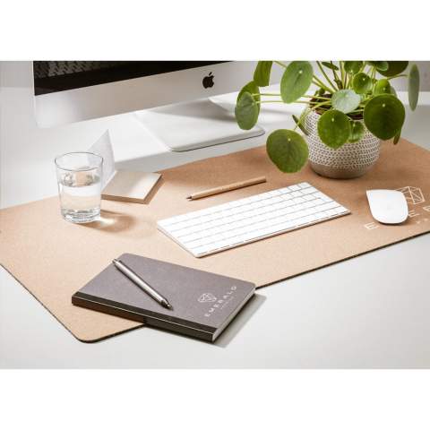 WoW! De perfecte onderlegger voor toetsenbord, laptop en muis. Met een slipvaste onderlaag van gerecycled foam en een toplaag van kurk. Beschermt je bureau en geeft je werkplek een warme, natuurlijke uitstraling. Per stuk in kraft doos.