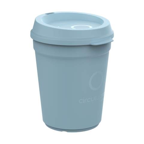 Gobelet réutilisable et empilable avec couvercle de la marque Circulware. Ce gobelet est fabriqué à partir de plastique de haute qualité et peut être réutilisé jusqu'à 500 fois. Le couvercle empilable est en plastique 100 % recyclable et se ferme parfaitement. Cela en fait une tasse idéale à emporter. Convient pour un café chaud ou une boisson rafraîchissante. Une excellente alternative au gobelet jetable. Ce gobelet est léger, facile à nettoyer et empilable, et un excellent gain de place. Sans BPA et approuvé pour les aliments. Passe au lave-vaisselle et au micro-ondes. 100% recyclable. Ce gobelet contribue à une économie circulaire. Conception hollandaise. Fabriqué en Hollande. Capacité 300 ml.