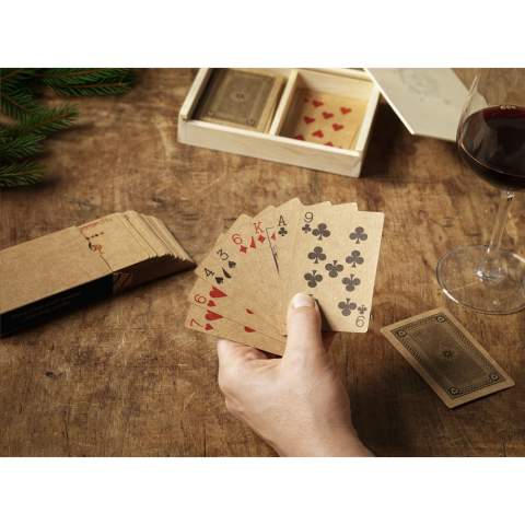 WoW! Deux jeux de cartes à jouer en papier kraft recyclé de qualité (250 g/m²). Ce jeu contient 52 cartes à jouer et de 2 jokers. Rangées dans une boîte en carton recyclé. Toutes les cartes arborent la même image au verso. Ces jeux de cartes sont rangés dans une boîte certifié FSC avec couvercle coulissant. - Ce produit est imprimé avec un motif de Noël standard. Choix de 6 modèles différents comme indiqué dans les images. Il n'est pas possible de personnaliser un design.