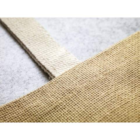 WoW! Sac cabas résistant et durable en jute, avec intérieur laminé et anses longues en coton tissé. Certifié OEKO-TEX®. Capacité env. 8 litres.   Pour votre information : En raison du tissage grossier, l'impression de petits détails dans un logo, des lignes fines et de très petites lettres est limitée. Il est donc possible qu'après avoir reçu votre logo, nous vous conseillions de l'ajuster ou de l'élargir.