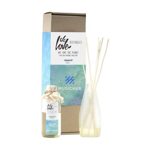 De Diffuser Spiritual Spa van het merk 'We Love The Planet' bestaat uit een combinatie van verschillende 100% etherische oliën die samen zorgen voor de meest intense geurbeleving. Spiritual Spa is een populaire geur. Deze ontspannende en verfrissende geurolie ruikt naar eucalyptus, munt, lavendel en rozemarijn. De olie heeft een neutraliserende werking door de toevoeging van tea tree en basilicum. Als je deze geur in huis hebt staan, waan je jezelf werkelijk in de sauna. De gemiddelde gebruiksduur van deze diffuser ligt bij normaal gebruik, met 2-3 stokjes, tussen de 16 tot 20 weken. Deze set bestaat uit een fles met een inhoud van 200 ml geurolie, een vaas van gerecycled glas (hoogte 16 cm) en 2 bosjes grote kajute stokjes. De olie bevat geen synthetische geurstoffen, alcohol of oplosmiddelen. Per set in een gerecyclede kraft geschenkdoos met sleeve. De houten geurstokjes zijn van gewassen en gedroogd riet, genaamd Sida Rhombifolia Linn. Deze kajute stokjes worden met de hand geplukt, ze groeien als onkruid in het wild. Deze stokjes zijn ontzettend belangrijk in de geurbeleving. Doordat ze van binnen hol zijn geleiden zij de geur veel beter dan ‘normale’ geurstokjes.