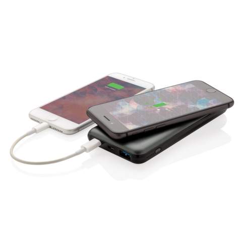 Duurzame 10.000 mAh powerbank gemaakt van ABS. Ondersteunt draadloos opladen van 10W en wordt geleverd met één USB-poort om ook opladen via kabel mogelijk te maken en een ultrasnelle PD type C-uitgang om nog grotere apparaten op te laden (tot 18 W). Wanneer deze volledig is opgeladen, krijgt u voldoende energie om uw mobiele telefoon tot vijf keer op te laden. Uniek kenmerk van deze powerbank is dat hij snel laden ondersteunt om de powerbank twee keer zo snel op te laden als de meeste powerbanks op de markt. De powerbank bevat een hoogwaardige lithium-polymeerbatterij met hoge dichtheid van 10.000 mAh. De stroomindicators geven het resterende energieniveau aan, zodat u altijd weet wanneer u moet opladen. Micro USB-ingang 5V / 2A; Micro USB snellaadingang 9V / 2A; Type-C-ingang 5V / 2A; Type-C snellaadingang 9V / 2A; Type-C uitgang 5V / 3A, 9V / 2A, 12V / 1.5A 18W max (PD 3.0); USB-A-uitgang: 5V / 3A, 9V / 2A, 12V / 1.5A 18W max (PD 3.0) Inclusief PVC-vrije type C-kabel.<br /><br />WirelessCharging: true<br />PowerbankCapacity: 10000