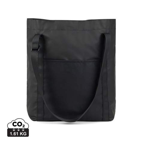 Diese Tasche ist ein perfekter Reisebegleiter und besteht aus superleichtem, GRS-zertifiziertem Polyester mit einer glatten PU-Beschichtung. Falten Sie sie einfach und sichern Sie sie mit dem cleveren Riemen und der Schnalle, um sie bei Nichtgebrauch kompakt zu verstauen. Mit den verstellbaren Riemen können Sie die Tasche in der Hand oder über der Schulter tragen. Die Tasche verfügt über eine praktische Außentasche sowie eine kleinere Innentasche für Ihre wichtigsten Utensilien. Diese vielseitige Tasche ist nicht nur leicht zu tragen, sondern auch so konzipiert, dass sie sich zusammenfalten und kompakt in Ihrem Gepäck verstauen lässt. Die GRS-Zertifizierung (Global Recycled Standard) garantiert, dass die gesamte Lieferkette der recycelten Materialien zertifiziert ist. Der Gesamtanteil an recyceltem Material wird auf das Gesamtgewicht des Produkts bezogen. Dieses Produkt enthält 51% GRS-zertifiziert recyceltes Polyester.