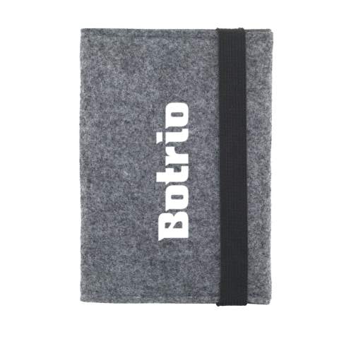 WoW! Passport cover in RPET felt (made from recycled PET bottles and recycled textiles). With space for storing cards and equipped with an elastic closure. Suitable for storing, carrying and protecting your passport. GRS-certified. Total recycled material: 92%.