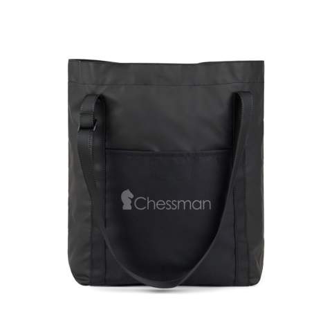 Diese Tasche ist ein perfekter Reisebegleiter und besteht aus superleichtem, GRS-zertifiziertem Polyester mit einer glatten PU-Beschichtung. Falten Sie sie einfach und sichern Sie sie mit dem cleveren Riemen und der Schnalle, um sie bei Nichtgebrauch kompakt zu verstauen. Mit den verstellbaren Riemen können Sie die Tasche in der Hand oder über der Schulter tragen. Die Tasche verfügt über eine praktische Außentasche sowie eine kleinere Innentasche für Ihre wichtigsten Utensilien. Diese vielseitige Tasche ist nicht nur leicht zu tragen, sondern auch so konzipiert, dass sie sich zusammenfalten und kompakt in Ihrem Gepäck verstauen lässt. Die GRS-Zertifizierung (Global Recycled Standard) garantiert, dass die gesamte Lieferkette der recycelten Materialien zertifiziert ist. Der Gesamtanteil an recyceltem Material wird auf das Gesamtgewicht des Produkts bezogen. Dieses Produkt enthält 51% GRS-zertifiziert recyceltes Polyester.