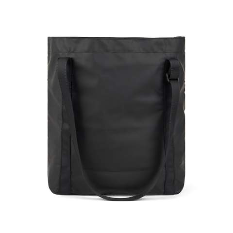 Diese Tasche ist ein perfekter Reisebegleiter und besteht aus superleichtem, GRS-zertifiziertem Polyester mit einer glatten PU-Beschichtung. Falten Sie sie einfach und sichern Sie sie mit dem cleveren Riemen und der Schnalle, um sie bei Nichtgebrauch kompakt zu verstauen. Mit den verstellbaren Riemen können Sie die Tasche in der Hand oder über der Schulter tragen. Die Tasche verfügt über eine praktische Außentasche sowie eine kleinere Innentasche für Ihre wichtigsten Utensilien. Diese vielseitige Tasche ist nicht nur leicht zu tragen, sondern auch so konzipiert, dass sie sich zusammenfalten und kompakt in Ihrem Gepäck verstauen lässt. Die GRS-Zertifizierung (Global Recycled Standard) garantiert, dass die gesamte Lieferkette der recycelten Materialien zertifiziert ist. Der Gesamtanteil an recyceltem Material wird auf das Gesamtgewicht des Produkts bezogen. Dieses Produkt enthält 51% GRS-zertifiziert recyceltes Polyester.