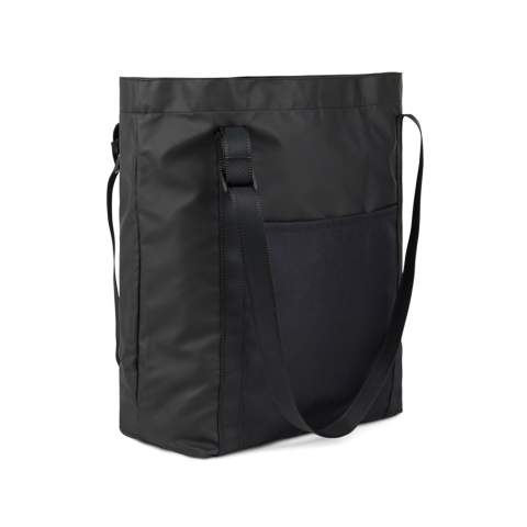 Diese Tasche ist ein perfekter Reisebegleiter und besteht aus superleichtem, GRS-zertifiziertem Polyester mit einer glatten PU-Beschichtung. Falten Sie sie einfach und sichern Sie sie mit dem cleveren Riemen und der Schnalle, um sie bei Nichtgebrauch kompakt zu verstauen. Mit den verstellbaren Riemen können Sie die Tasche in der Hand oder über der Schulter tragen. Die Tasche verfügt über eine praktische Außentasche sowie eine kleinere Innentasche für Ihre wichtigsten Utensilien. Diese vielseitige Tasche ist nicht nur leicht zu tragen, sondern auch so konzipiert, dass sie sich zusammenfalten und kompakt in Ihrem Gepäck verstauen lässt. Die GRS-Zertifizierung (Global Recycled Standard) garantiert, dass die gesamte Lieferkette der recycelten Materialien zertifiziert ist. Der Gesamtanteil an recyceltem Material wird auf das Gesamtgewicht des Produkts bezogen. Dieses Produkt enthält 51% GRS-zertifiziert recyceltes Polyester.