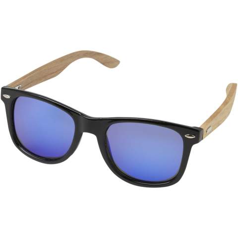 Die Hiru rPET/Holz Sonnenbrille wird aus nachhaltigen Materialien mit höchsten Qualitätsstandards hergestellt. Der hochwertig verarbeitete Rahmen ist poliert und lackiert und wird aus recyceltem PET-Kunststoff hergestellt. Die Bügel mit leichter und bequemer Passform sind aus Eichenholz gefertigt, das aus nachhaltigen, umweltfreundlichen und sozial verantwortlichen Quellen stammt. Die Gläser sind blau verspiegelt und polarisiert, was die Reflexion des Sonnenlichts verhindert und die Brille ideal zum Autofahren und für alle sonnigen Sommer- und Winteraktivitäten im Freien macht. Diese Brille entspricht der Norm EN ISO 12312-1, hat UV400-Gläser und ist in die Kategorie 3 eingestuft. Lieferung mit einem Reinigungstuch aus recyceltem PET Kunststoff (15 x 15 cm), verpackt in einer Präsentbox aus recyceltem Karton (16,5 x 6 x 4 cm). Die Lasergravur wird als nachhaltige Dekorationsmöglichkeit empfohlen.