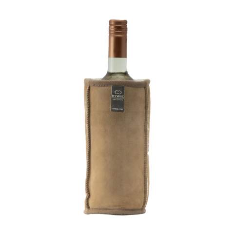 Deze wijnkoeler van het merk KYWIE® is handgemaakt van 100% natuurlijke schapenvacht van Texelse schapen. Deze koeler houdt je fles wijn of champagne écht koel. Beter dan elk ander materiaal, ijs uitgezonderd. De fijne wollen binnenzijde is een natuurlijke bio-isolatie en houdt (koude) lucht vast in de koeler. Een voorgekoelde fles wijn blijft zo'n 4 uur koud. Deze bijzondere wijnkoeler is licht en opvouwbaar, beschermt de fles en ligt perfect in de hand. Bovendien is het materiaal vuilafstotend. Geschikt voor wijnflessen van 0,7 liter en waterflessen van 1 liter. Handig voor thuis en onderweg, in zomer en winter.   Omdat de koelers handgemaakt zijn van echte, natuurlijke schapenvacht, zullen er lichte variaties zijn in kleur, textuur en markeringen. Dit draagt bij aan de schoonheid en het individuele karakter van elke koeler. Een slim, duurzaam en origineel geschenk. Dutch design. Made in Holland. Per stuk in katoenen zak.