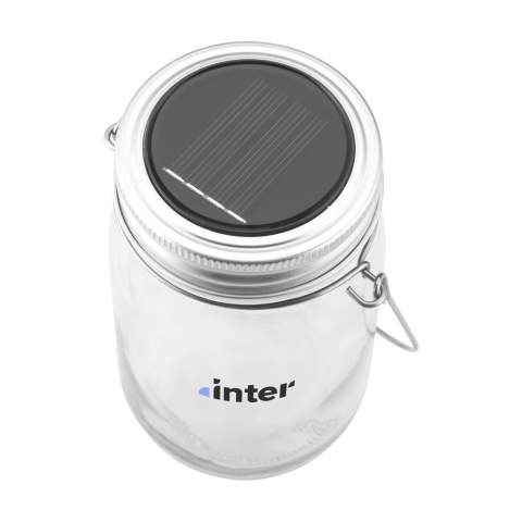 Lampe d'ambiance idéal pour l'intérieur et l'extérieur. Pendant la journée, le SunJar capte la lumière du soleil grâce à ses cellules solaires et il la stocke dans la batterie rechargeable. Dès qu'il fait noir, la lumière s'allume automatiquement. La lampe peut également être allumée et éteinte manuellement. Résistante aux éclaboussures (IP44). Durée de vie de 6 heures après une charge complète. Comprend un mode d'emploi. Chaque article est fourni dans une boite individuelle en papier kraft marron.