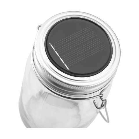 Lampe d'ambiance idéal pour l'intérieur et l'extérieur. Pendant la journée, le SunJar capte la lumière du soleil grâce à ses cellules solaires et il la stocke dans la batterie rechargeable. Dès qu'il fait noir, la lumière s'allume automatiquement. La lampe peut également être allumée et éteinte manuellement. Résistante aux éclaboussures (IP44). Durée de vie de 6 heures après une charge complète. Comprend un mode d'emploi. Chaque article est fourni dans une boite individuelle en papier kraft marron.