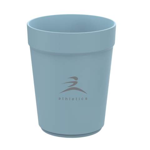 Gobelet réutilisable et empilable avec couvercle de la marque Circulware. Ce gobelet est fabriqué à partir de plastique de haute qualité et peut être réutilisé jusqu'à 500 fois. Le couvercle empilable est en plastique 100 % recyclable et se ferme parfaitement. Cela en fait une tasse idéale à emporter. Convient pour un café chaud ou une boisson rafraîchissante. Une excellente alternative au gobelet jetable. Ce gobelet est léger, facile à nettoyer et empilable, et un excellent gain de place. Sans BPA et approuvé pour les aliments. Passe au lave-vaisselle et au micro-ondes. 100% recyclable. Ce gobelet contribue à une économie circulaire. Conception hollandaise. Fabriqué en Hollande. Capacité 300 ml.