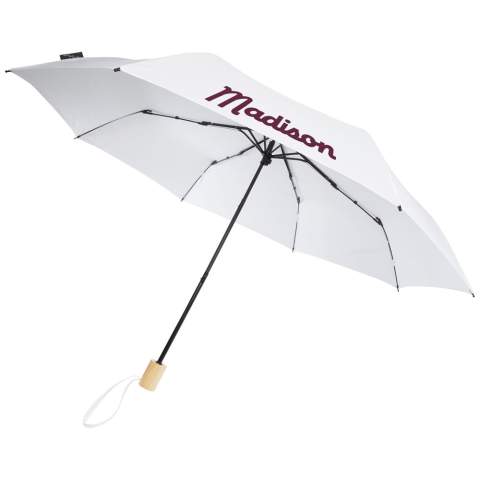 Parapluie à ouverture manuelle avec toile en polyester pongee en PET recyclé et une poignée en bois. Le mat métallique robuste et le cadre de qualité supérieure avec des baleines en fibre de verre offrent un maximum de flexibilité dans des conditions venteuses. Livré avec une pochette et peut facilement s'adapter à un sac à main ou à un sac à dos pour un transport pratique. Avec la poignée en bois et la toile en polyester en pongé PET recyclé, il offre un choix plus durable. 