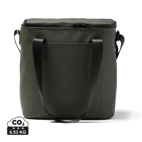 Sac isotherme minimaliste, fabriqué en nubuck PU hydrofuge. Longues poignées et bandoulière réglable pour un confort optimal. Le sac isotherme est isolé par une mousse très épaisse. La doublure du sac est faite de PEVA, qui est facile à maintenir propre et fraîche. Un sac isotherme parfait pour la plage, comme pour une aventure en pleine nature.