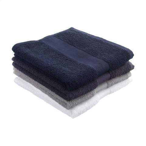 This sustainable towel from the Wooosh Brand is made from 50% recycled cotton and 50% cotton. The towel has a handy loop and a woven band and is beautifully finished with a cotton trim. The softness of the tightly woven terry gives a feeling of luxury and comfort after an invigorating shower or warm bath. The fibres of the 400 grams of terry cotton are highly moisture-absorbent and feel pleasant on your skin while drying. This bathroom textile has a timeless look and fits into any interior. This product is GRS-certified and produced with special attention paid to people and the environment.