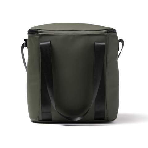 Sac isotherme minimaliste, fabriqué en nubuck PU hydrofuge. Longues poignées et bandoulière réglable pour un confort optimal. Le sac isotherme est isolé par une mousse très épaisse. La doublure du sac est faite de PEVA, qui est facile à maintenir propre et fraîche. Un sac isotherme parfait pour la plage, comme pour une aventure en pleine nature.