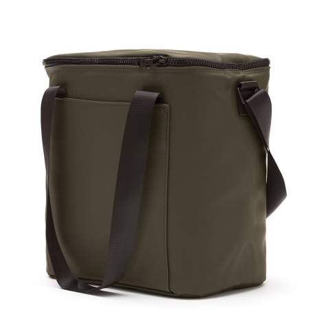 Sac isotherme minimaliste, fabriqué en nubuck PU hydrofuge. Longues poignées et bandoulière réglable pour un confort optimal. Le sac isotherme est isolé par une mousse très épaisse. La doublure du sac est faite de PEVA, qui est facile à maintenir propre et fraîche. Un sac isotherme parfait pour la plage, comme pour une aventure en pleine nature.