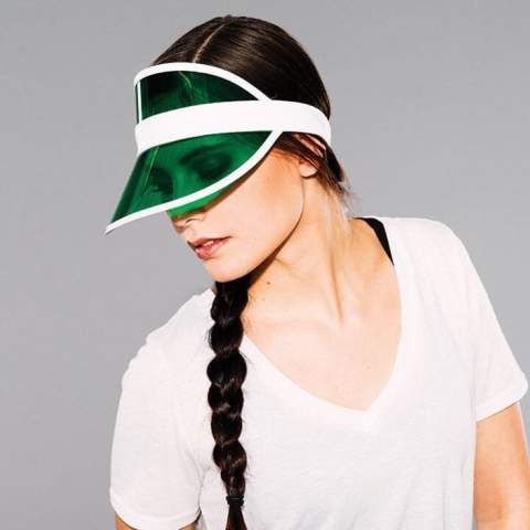 Werden Sie zum Hingucker auf jeder Retro Party, mit dem Sun Visor aus PCV! Die praktische Cap mit Stirnband, elastischem Verschlussband und weißem Rand bietet zuverlässig Schutz vor UV-Strahlung und lässt gleichzeitig genügend Luft an den Kopf, sodass Sie nicht schwitzen. Ein toller Artikel für heiße Sommertage und peppige Partys! Veredeln Sie den trendigen Artikel mit einem Tampondruck und schenken Sie Ihren Kunden eine Cap die nicht nur stylisch, sondern auch praktisch ist!