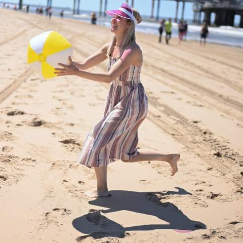 La visière Sun Visor est la solution adaptée si vous êtes à la recherche d’une casquette cool et en mesure de vous protéger de la chaleur. Ventilation totale au niveau de la partie supérieure de la tête associée à une protection du visage. Et ce, pendant que le soleil continue à réchauffer votre visage au travers de la visière en PVC transparente. Particulièrement populaire lors des événements d’été en extérieur. Optez pour le rétro !