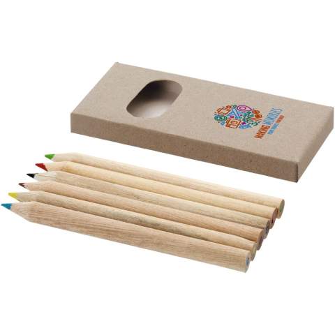 Set de coloriage avec 6 crayons en bois de peuplier. En optant pour un set de coloriage en bois provenant de forêts gérées de manière responsable, vous pouvez soutenir des pratiques plus durables et éthiques dans la production de fournitures artistiques. Livré avec un manuel dans une boîte en papier Kraft. Dimensions du crayon : 87 x 7 mm. Avertissement ! Ne convient pas aux enfants de moins de trois ans. Petites pièces. Risque d'étouffement.