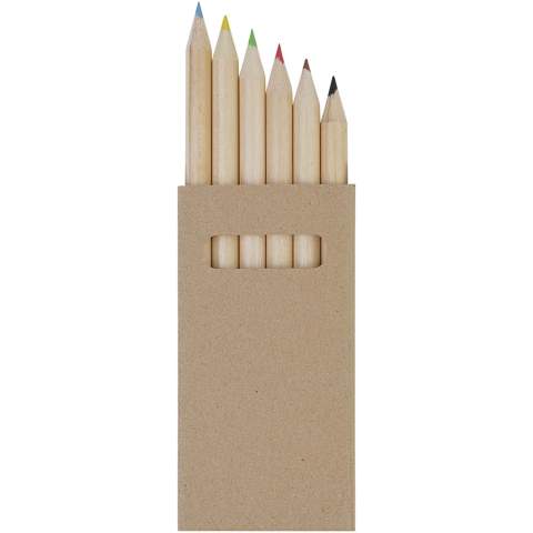 Set de coloriage avec 6 crayons en bois de peuplier. En optant pour un set de coloriage en bois provenant de forêts gérées de manière responsable, vous pouvez soutenir des pratiques plus durables et éthiques dans la production de fournitures artistiques. Livré avec un manuel dans une boîte en papier Kraft. Dimensions du crayon : 87 x 7 mm. Avertissement ! Ne convient pas aux enfants de moins de trois ans. Petites pièces. Risque d'étouffement.