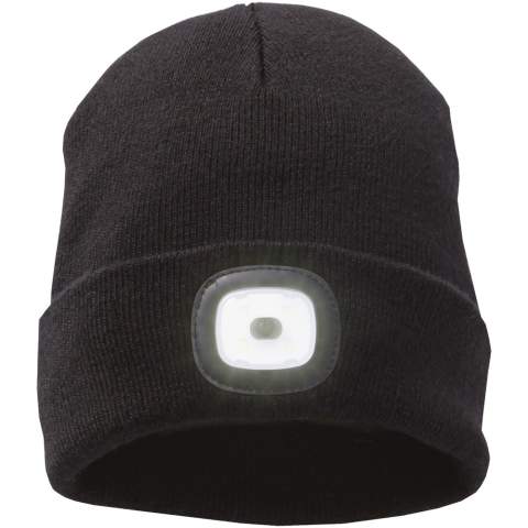 Le bonnet en tricot Mighty LED - une combinaison parfaite de chaleur et de praticité. Fabriqué en acrylique épais en tricot côtelé 1x1, ce bonnet à double couche offre à la fois confort et chaleur. Mais ce qui distingue ce bonnet, c'est son phare LED amovible innovant, doté de trois niveaux de luminosité. Bien rangée dans le revers de la manche, elle peut être facilement retirée pour être lavée et rechargée à l'aide d'un câble USB-A (non fourni). Que vous braviez le froid ou que vous ayez besoin d'une visibilité accrue dans l'obscurité, ce bonnet est votre compagnon fiable pour toutes les aventures. Rehaussez votre garde-robe hivernale avec le bonnet tricoté Mighty LED, où la mode se marie parfaitement à la fonction.