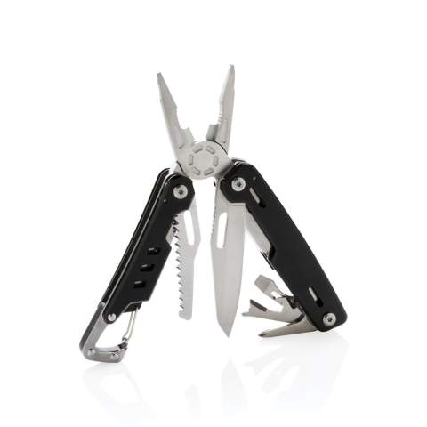 Sterke en duurzame multitool met 11 functies. Met aluminium behuizing en roestvrij stalen gereedschap. Inclusief: langbektang, gewone tang, kniptang, mes, kruiskopschroevendraaier, schroevendraaier met platte kop, zaag, blikopener, flesopener, striptang, karabijnhaak. Verpakt in geschenkverpakking.